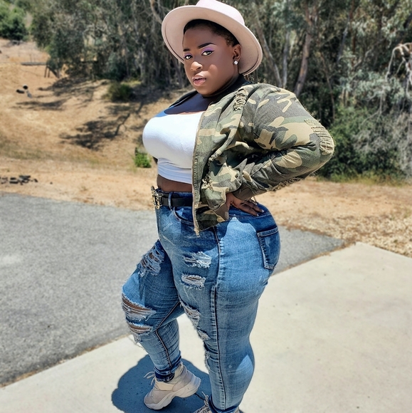 Meet your Posher, Temi - Picture 3 of 8